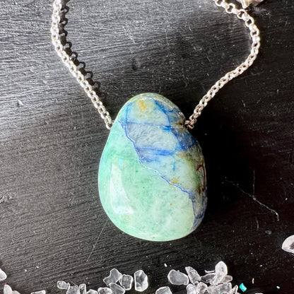 Seltener Shattuckit Anhänger, mit helltürkisen und blauen Einschlüssen. Der Anhänger ist flach, oval geformt, 25x19mm. | Happy Minerals
