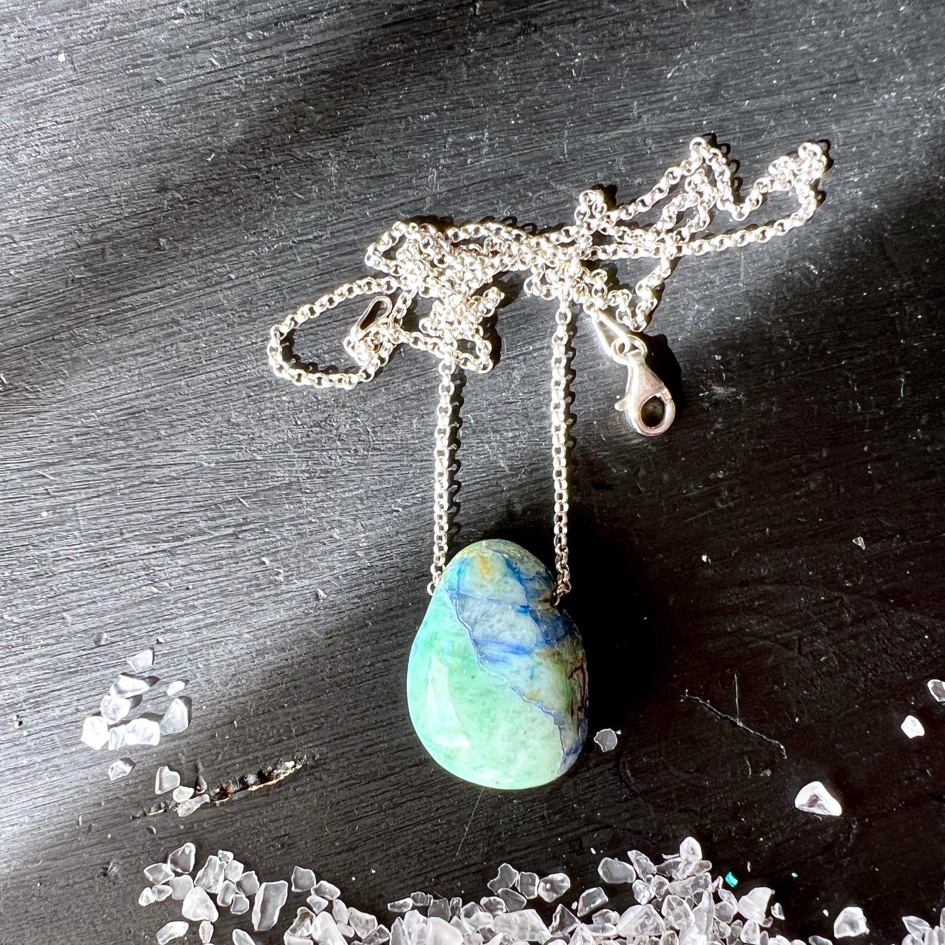 Seltener Shattuckit Anhänger, mit helltürkisen und blauen Einschlüssen. Der Anhänger ist flach, oval geformt, 25x19mm, gebohrt. | Happy Minerals