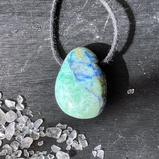 Seltener Shattuckit Anhänger, mit helltürkisen und blauen Einschlüssen. Der Anhänger ist flach, oval geformt, 25x19mm groß, gebohrt und kommt mit einem verstellbaren Band. | Happy Minerals