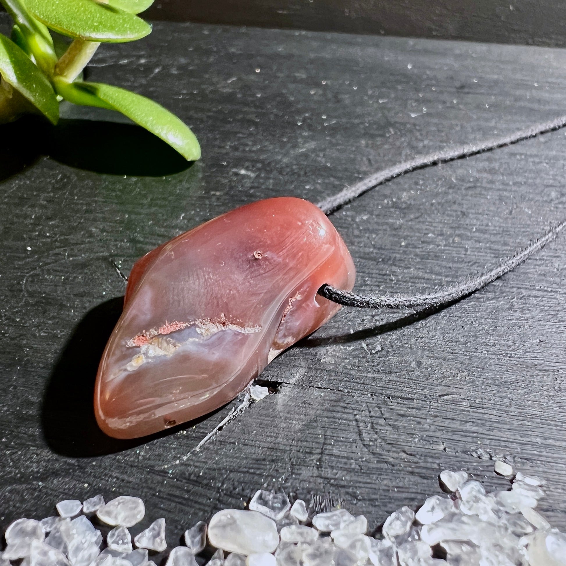 Seltener Swazi Achat Anhänger, gebohrt ca. 34mm. Der rote Achat besticht durch seine natürliche, intensiven rot-violetten Farbe.| Happy Minerals