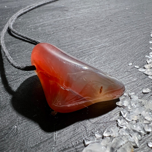 Seltener Swazi Achat Anhänger, gebohrt ca. 34mm. Der rote Achat besticht durch seine natürliche, intensiven rot-violetten Farbe, des hochwertigen Mozamique-Achat. | Happy Minerals