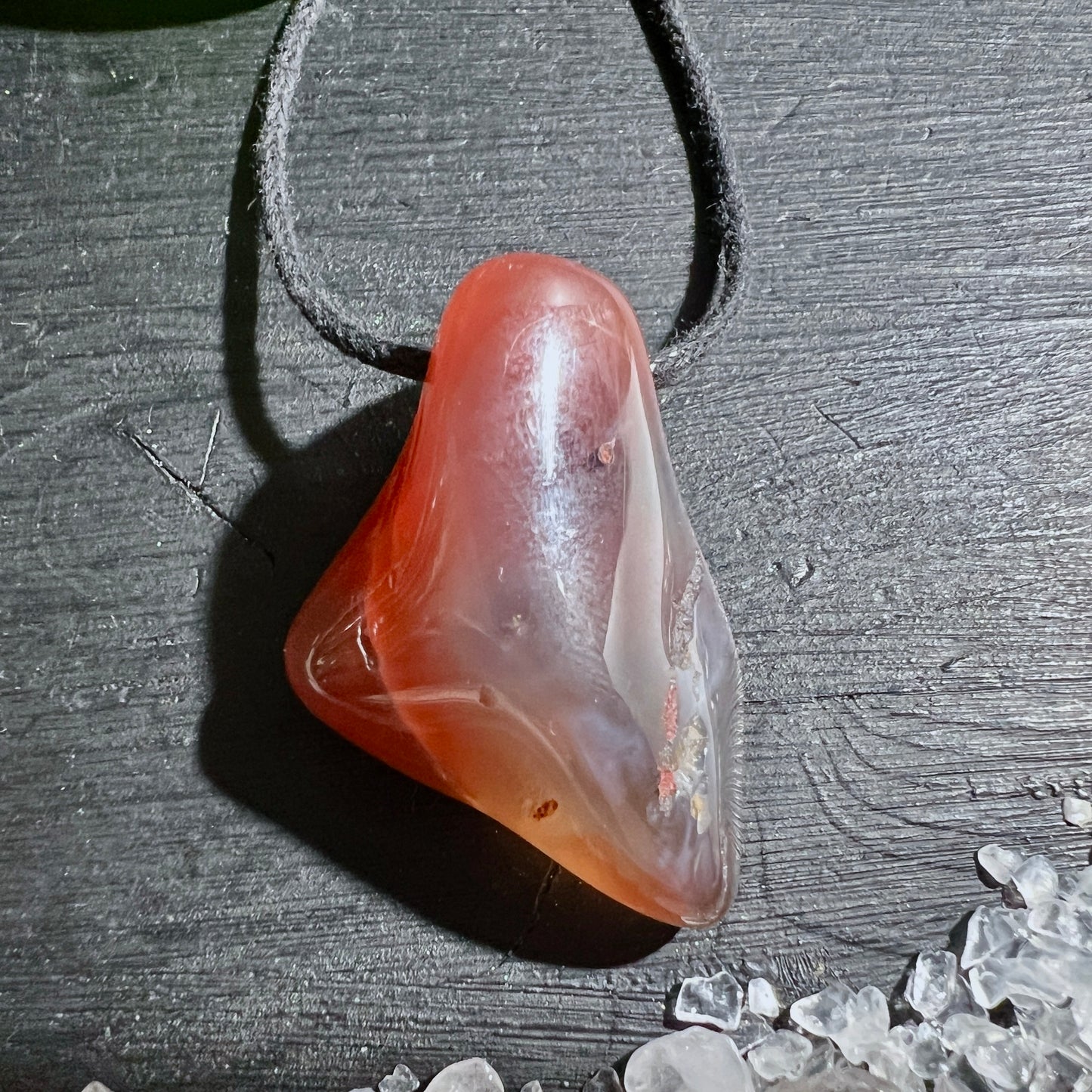 Seltener Swazi Achat Anhänger, gebohrt ca. 34mm. Der rote Achat besticht durch seine natürliche, rot-violetten Farbe.| Happy Minerals