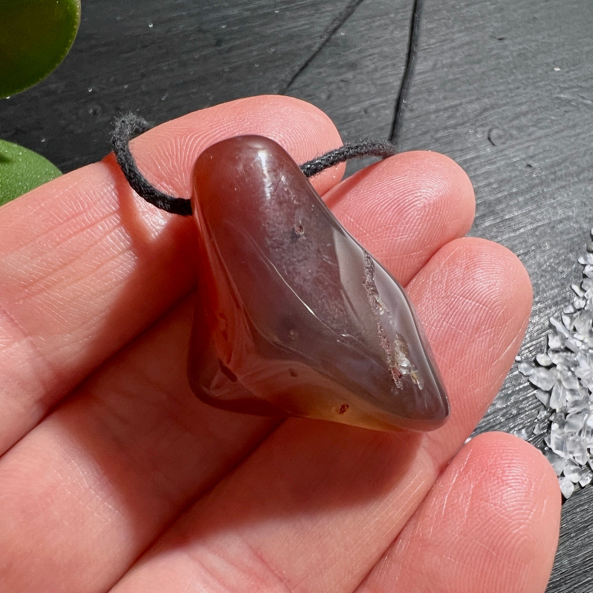 Seltener Swazi Achat Anhänger, gebohrt ca. 34mm. In der Hand. | Happy Minerals