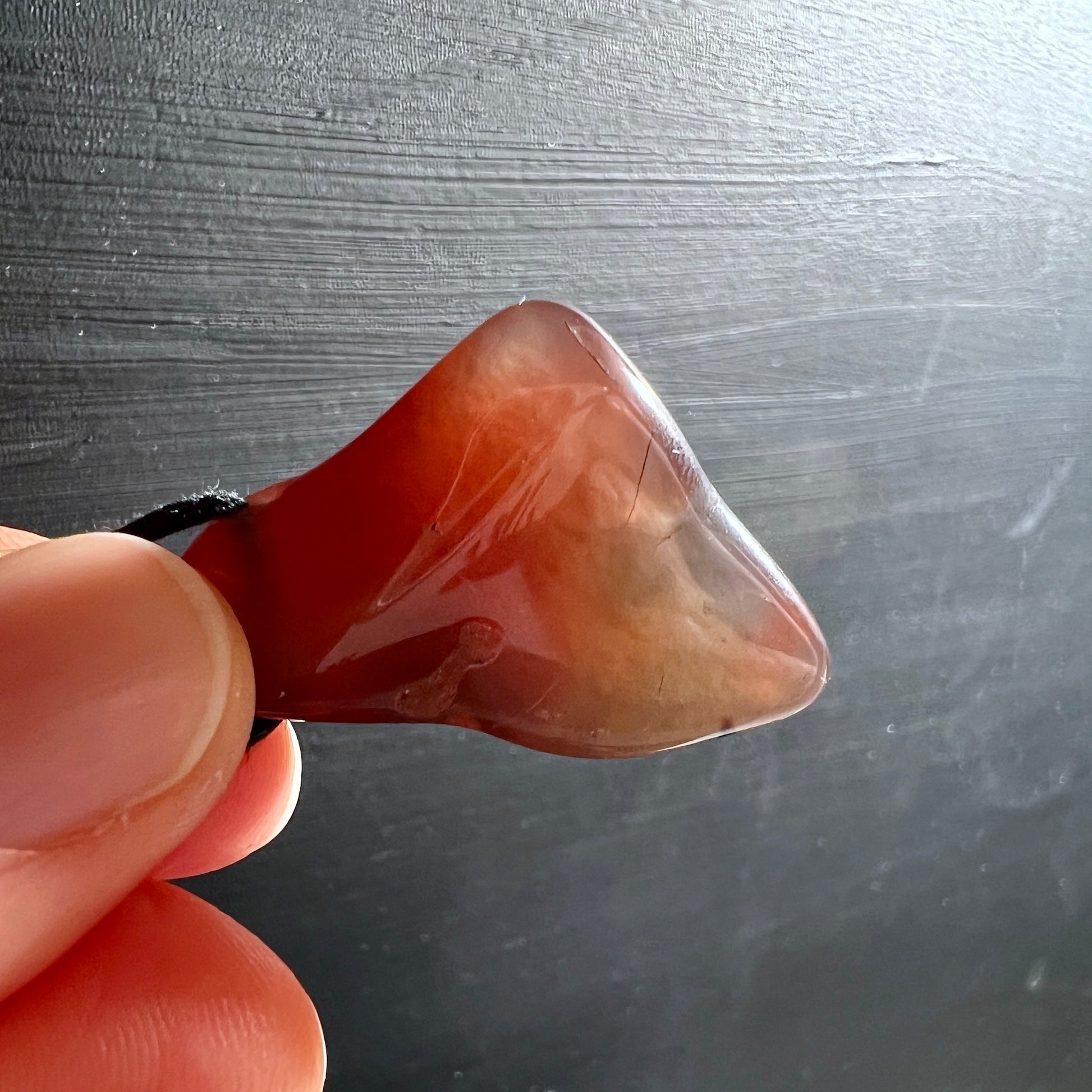 Seltener Swazi Achat Anhänger, gebohrt ca. 34mm. Im Licht. | Happy Minerals