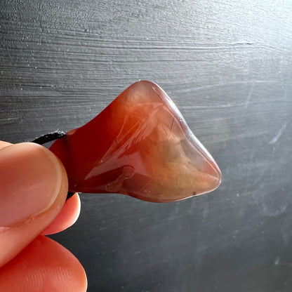 Seltener Swazi Achat Anhänger, gebohrt ca. 34mm. Im Licht. | Happy Minerals
