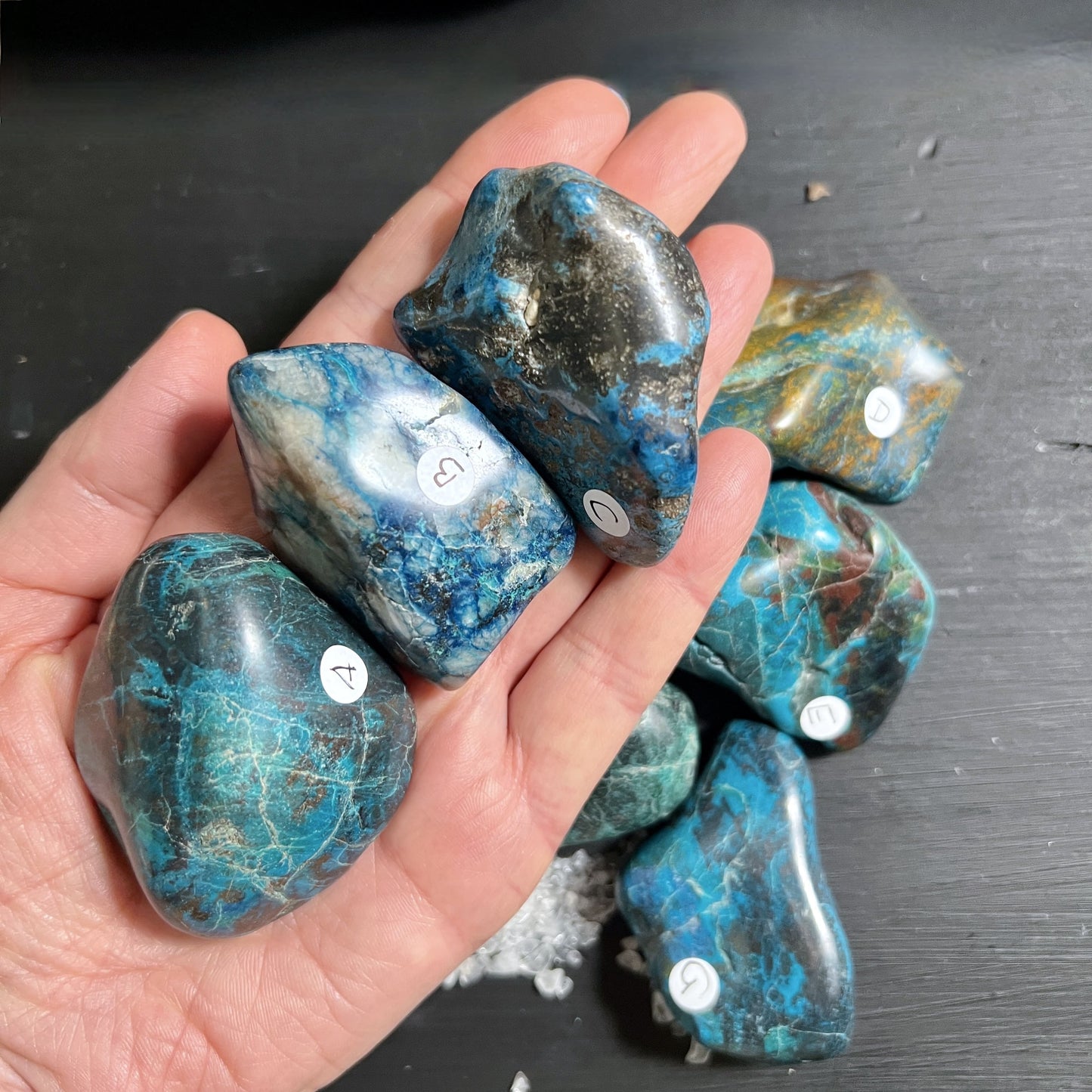 Shattuckit Handschmeichler aus Südafrika, Übersicht in der Hand | Happy Minerals
