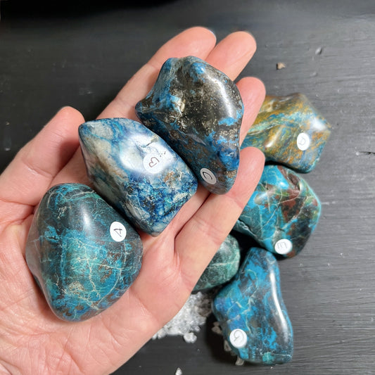 Shattuckit Handschmeichler aus Südafrika, Übersicht in der Hand | Happy Minerals