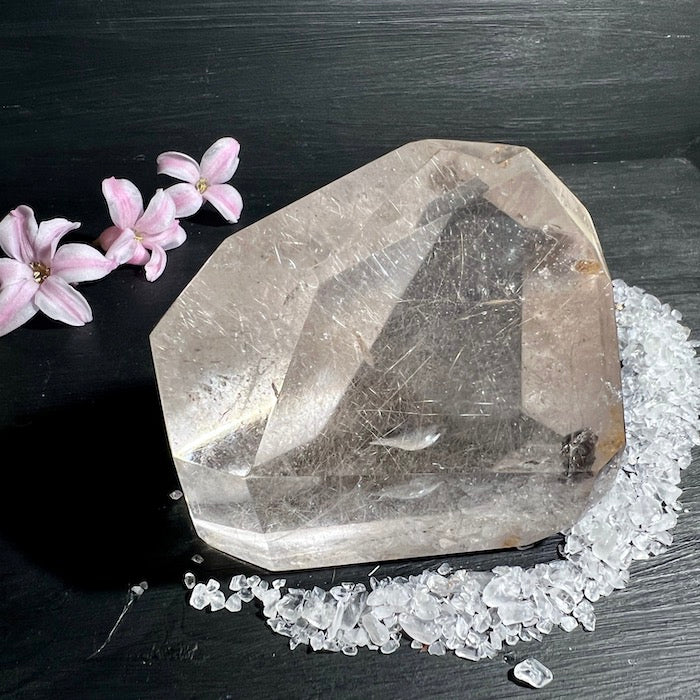 Silberfarbener Rutil in Klarem Quarz mit Muskovit-Einschluss! | Happy Minerals