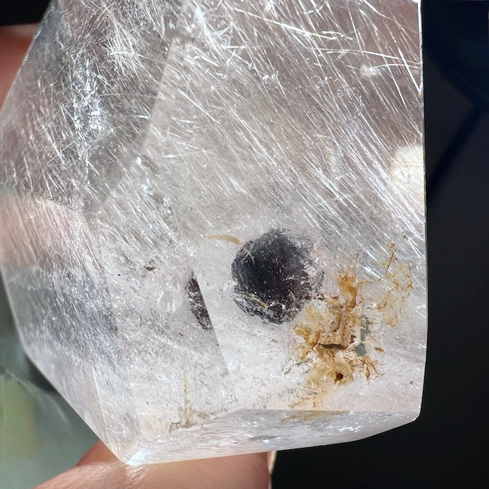 Silberfarbener Rutil in Klarem Quarz mit Muskovit-Einschluss! Nahaufnahme vom Muskovit.| Happy Minerals