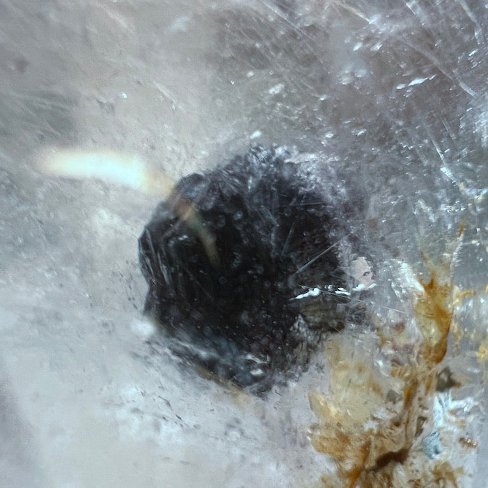 Silberfarbener Rutil in Klarem Quarz mit Muskovit-Einschluss! Nahaufnahme vom Muskovit| Happy Minerals