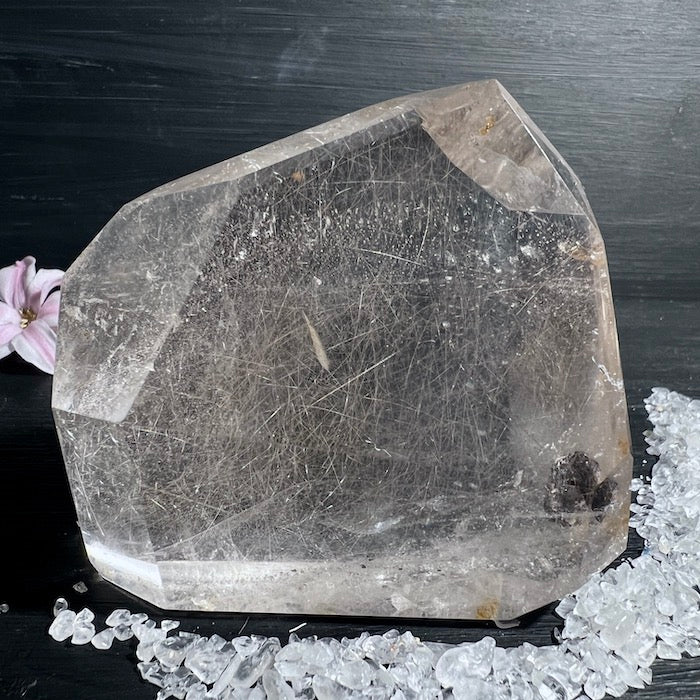 Silberfarbener Rutil in Klarem Quarz mit Muskovit-Einschluss – Selten! | Happy Minerals
