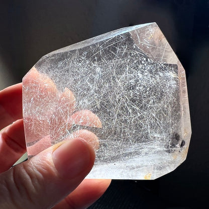 Silberfarbener Rutil in Klarem Quarz mit Muskovit-Einschluss – Selten! aus Madagaskar | Happy Minerals