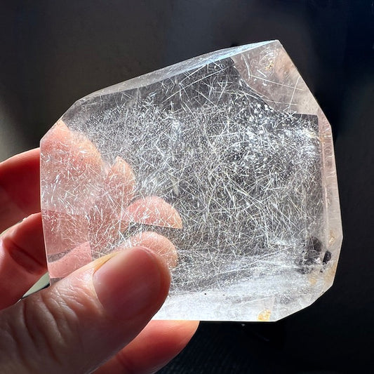 Silberfarbener Rutil in Klarem Quarz mit Muskovit-Einschluss – Selten! aus Madagaskar | Happy Minerals