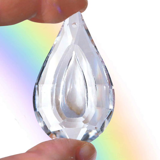 Facettierter Sonnenfänger aus K9 Glaskristall in Pfauenauge Form wirft Regenbögen an die Wand | Happy Minerals