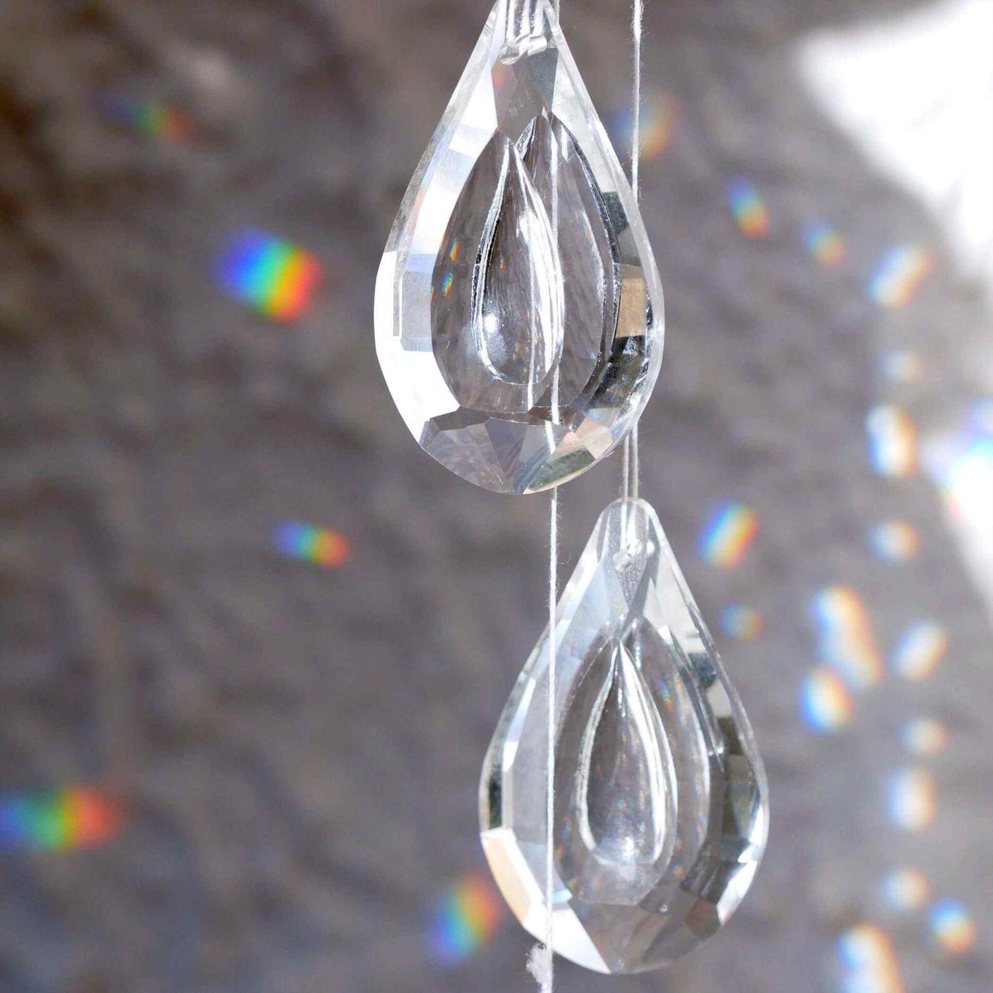 Sonnenfänger aus K9 Glaskristall in Pfauenauge Form wirft Regenbögen an die Wand | Happy Minerals