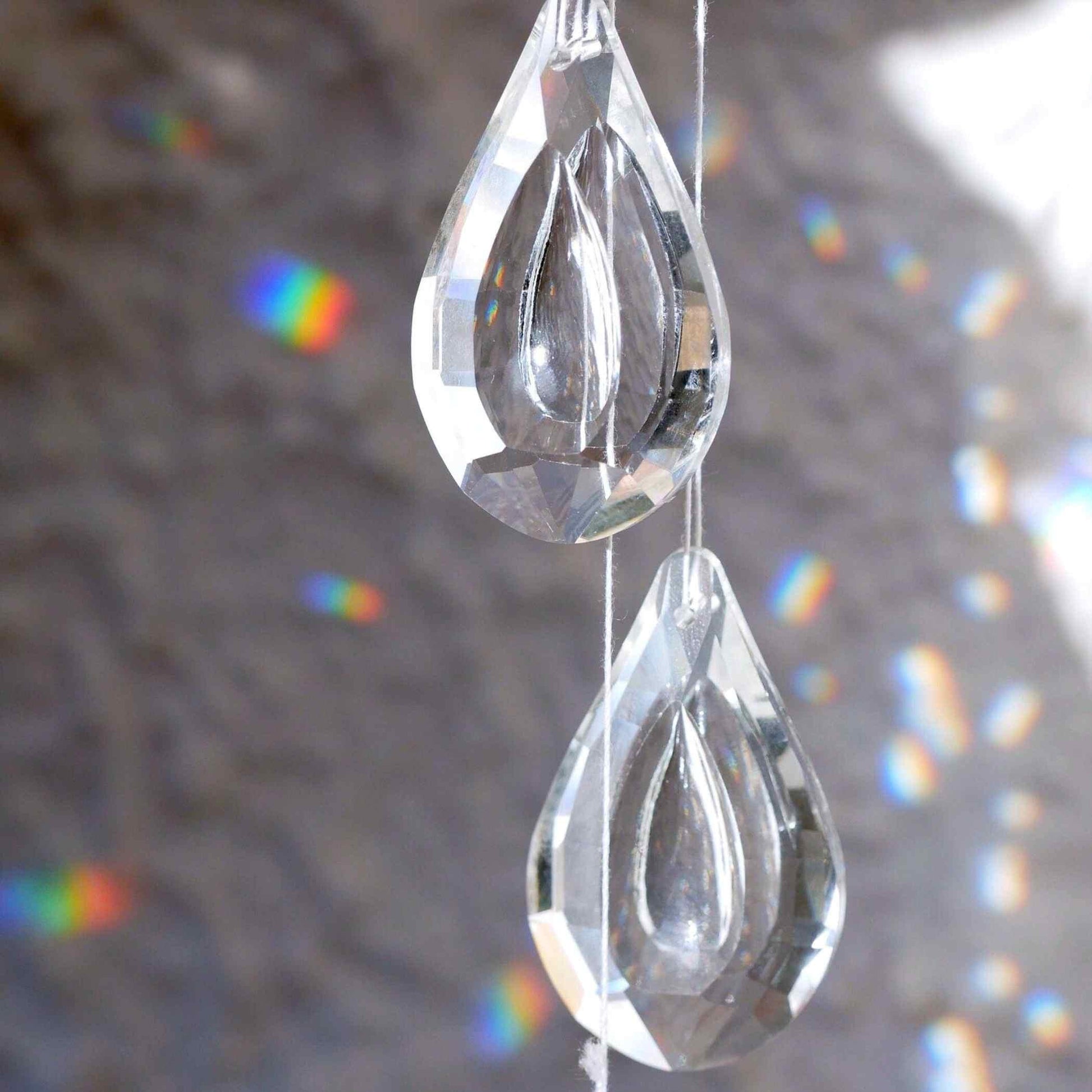 Sonnenfänger aus K9 Glaskristall in Pfauenauge Form wirft Regenbögen an die Wand | Happy Minerals