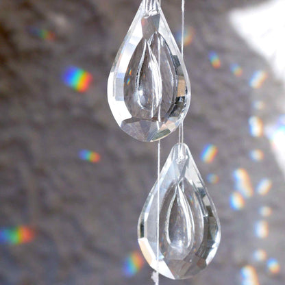 Sonnenfänger aus K9 Glaskristall in Pfauenauge Form wirft Regenbögen an die Wand | Happy Minerals