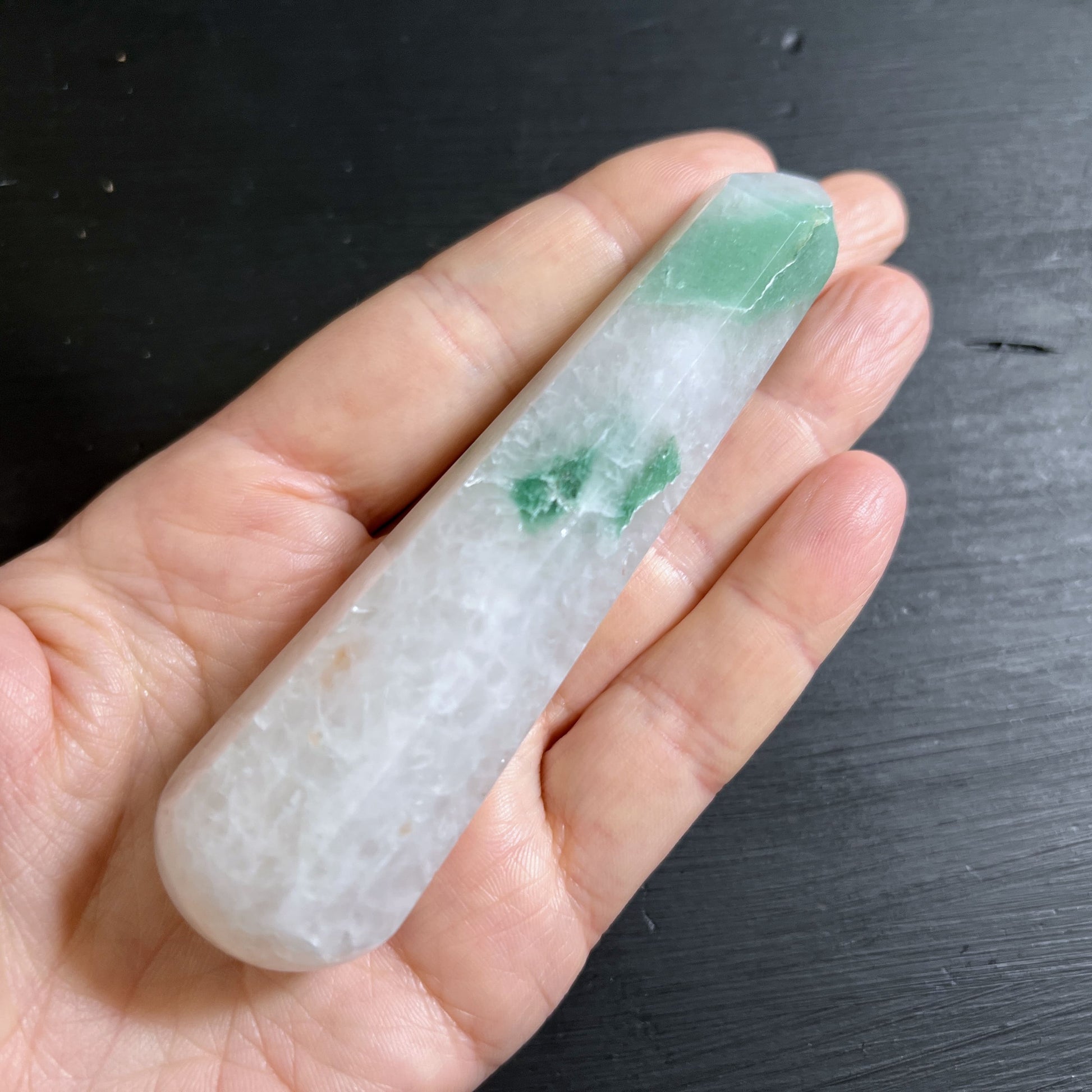 Spiritueller Kristallstab mit grüner Aventurin-Energie, ideal für Chakra-Arbeit, Dekoration oder bewusste Selbstfürsorge | Happy Minerals