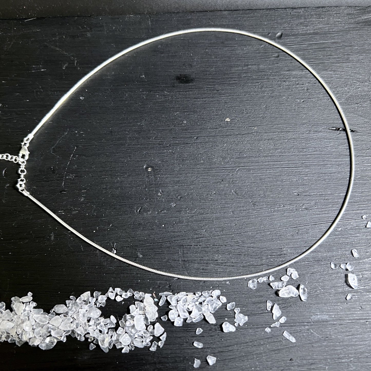 Detailansicht Omega Halsreif 925 Silber – Glanz & Struktur | Happy Minerals