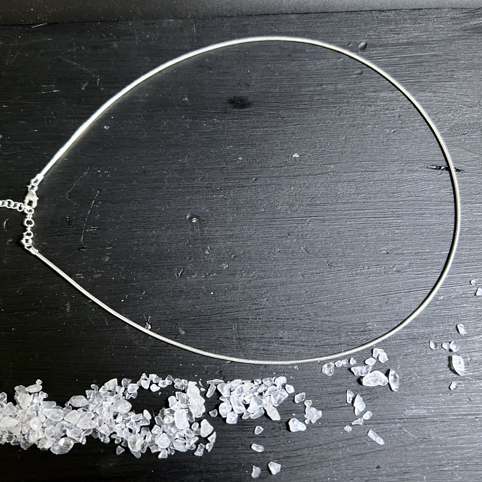 Detailansicht Omega Halsreif 925 Silber – Glanz & Struktur | Happy Minerals