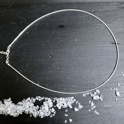 Detailansicht Omega Halsreif 925 Silber – Glanz & Struktur | Happy Minerals