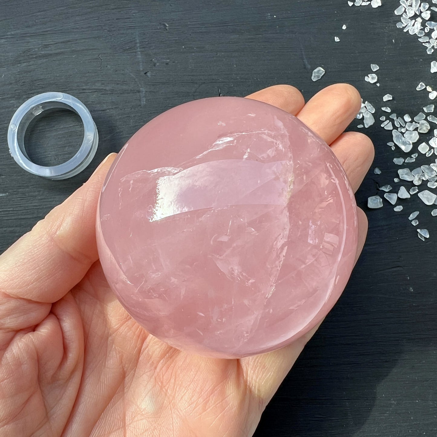 Sternrosenquarzkugel in der Hand | Happy Minerals