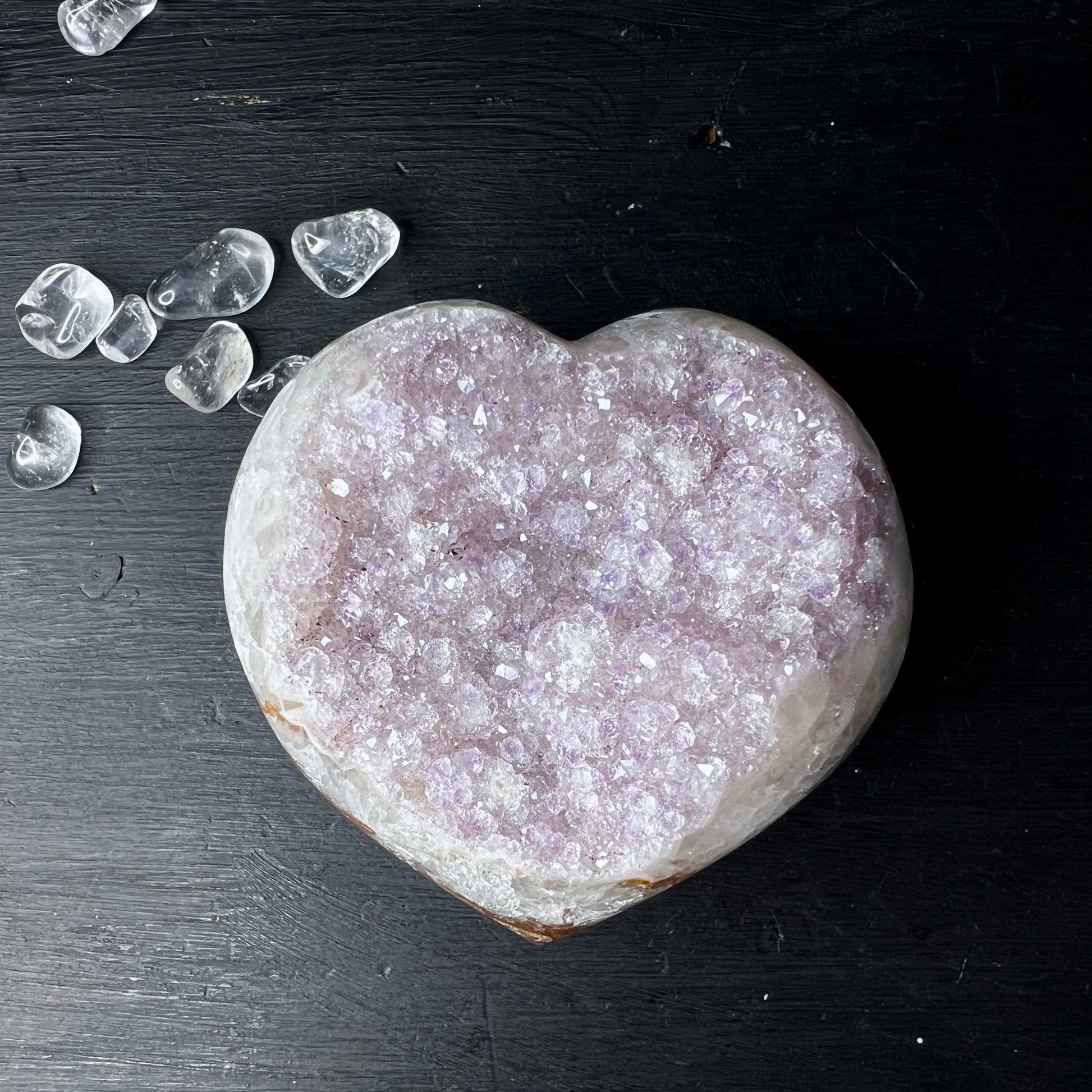 Sugar Amethyst Herz aus Uruguay. Dieses Herz bezaubert durch seine sanfte lila Farbe und funkelnden Kristalle | Happy Minerals