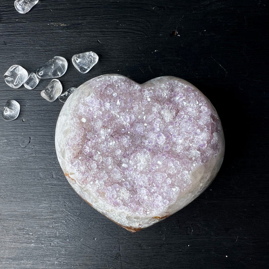 Sugar Amethyst Herz aus Uruguay. Dieses Herz bezaubert durch seine sanfte lila Farbe und funkelnden Kristalle | Happy Minerals
