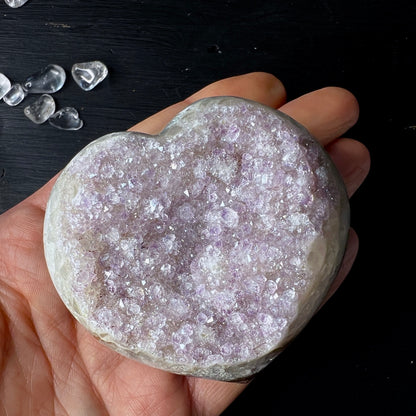 Sugar Amethyst Herz aus Uruguay. In der Hand | Happy Minerals