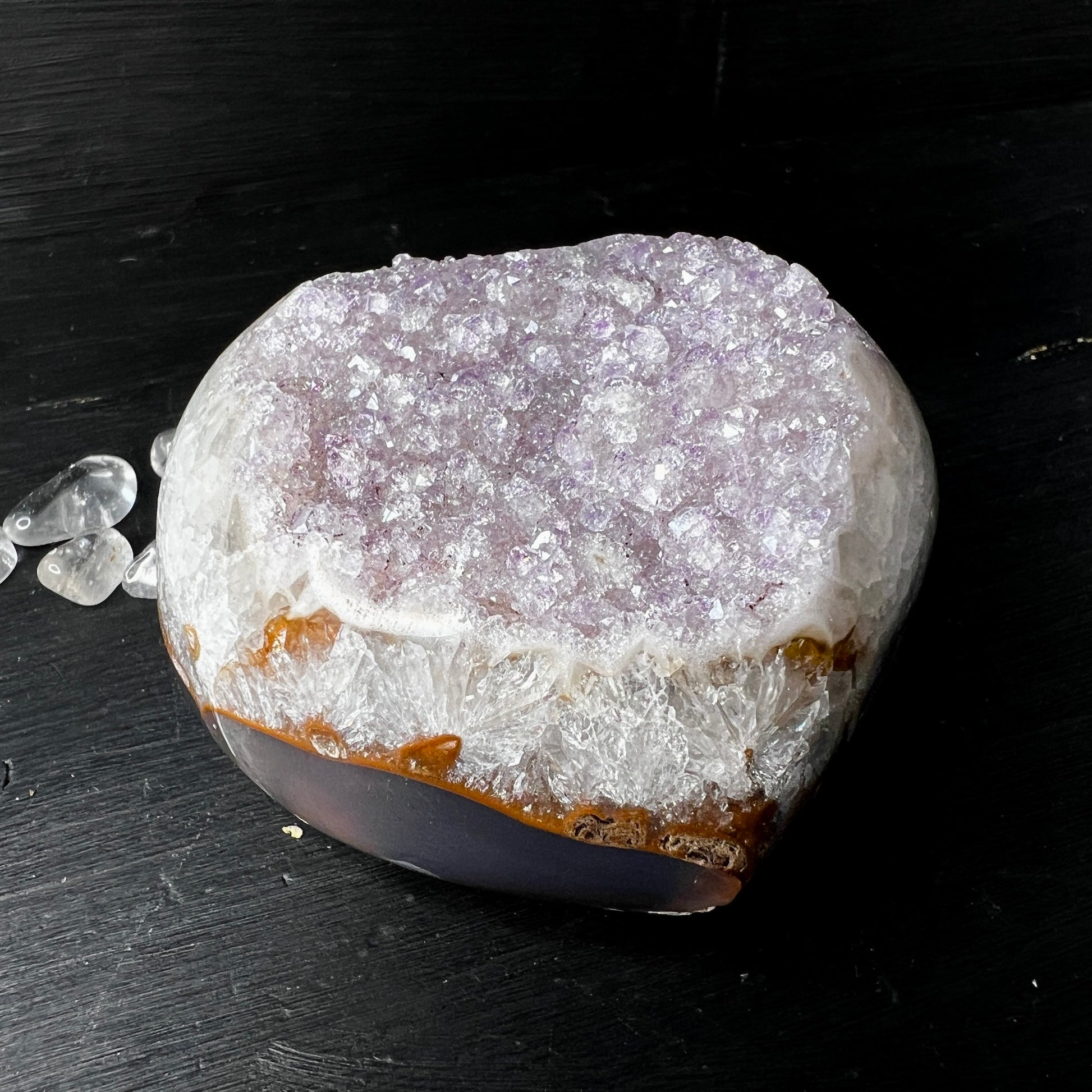 Sugar Amethyst Herz aus Uruguay. Seitlich | Happy Minerals