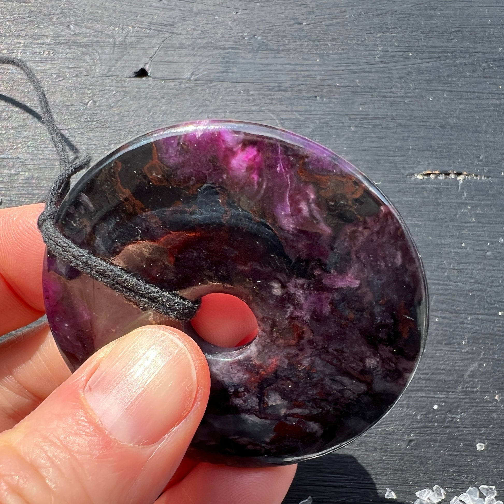 Sugilit Donut XL – ca. 54mm, 40g | Wesselsmine, Südafrika.  Mit Band. | Happy Minerals