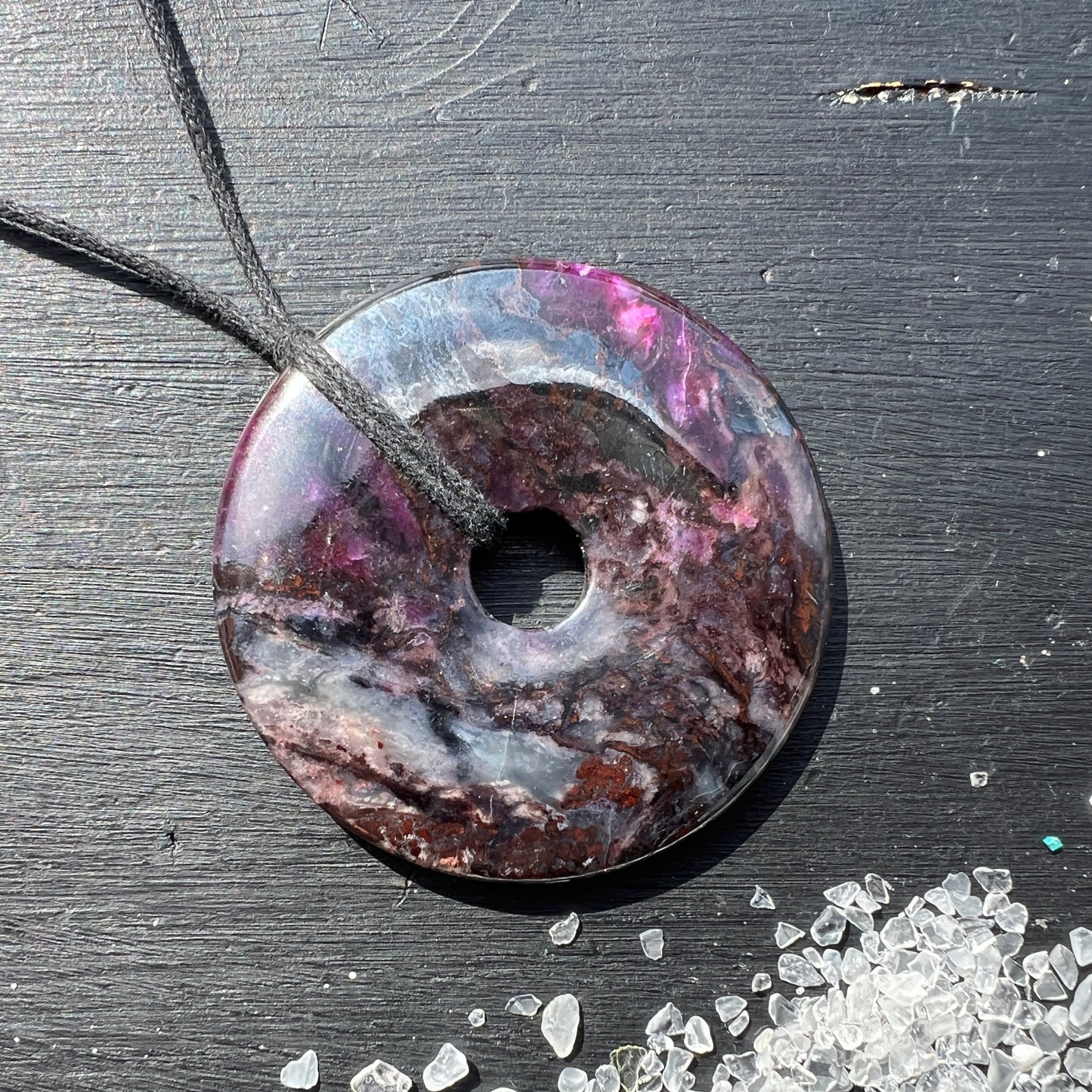 Sugilit Donut XL – ca. 54mm, 40g | Wesselsmine, Südafrika.   Mit grau-blauen Richterit-Einschlüssen. | Happy Minerals