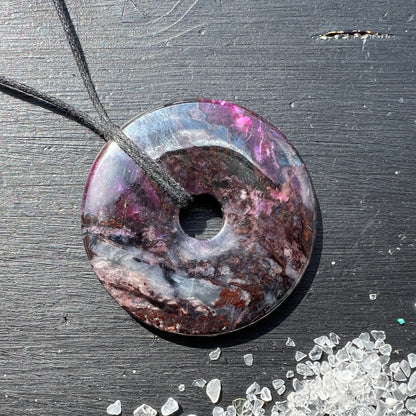 Sugilit Donut XL – ca. 54mm, 40g | Wesselsmine, Südafrika.   Mit grau-blauen Richterit-Einschlüssen. | Happy Minerals