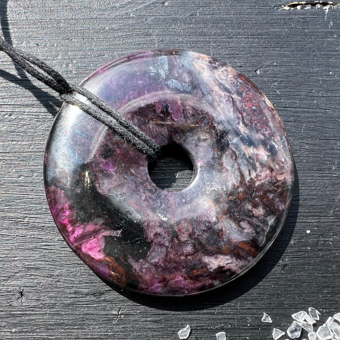 Sugilit Donut XL – ca. 54mm, 40g | Wesselsmine, Südafrika.   Mit grau-blauen Richterit. | Happy Minerals