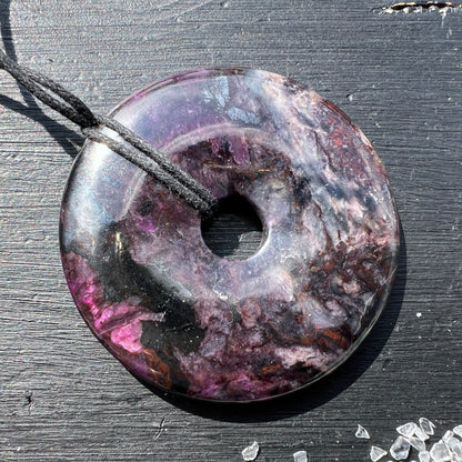 Sugilit Donut XL – ca. 54mm, 40g | Wesselsmine, Südafrika.   Mit grau-blauen Richterit. | Happy Minerals