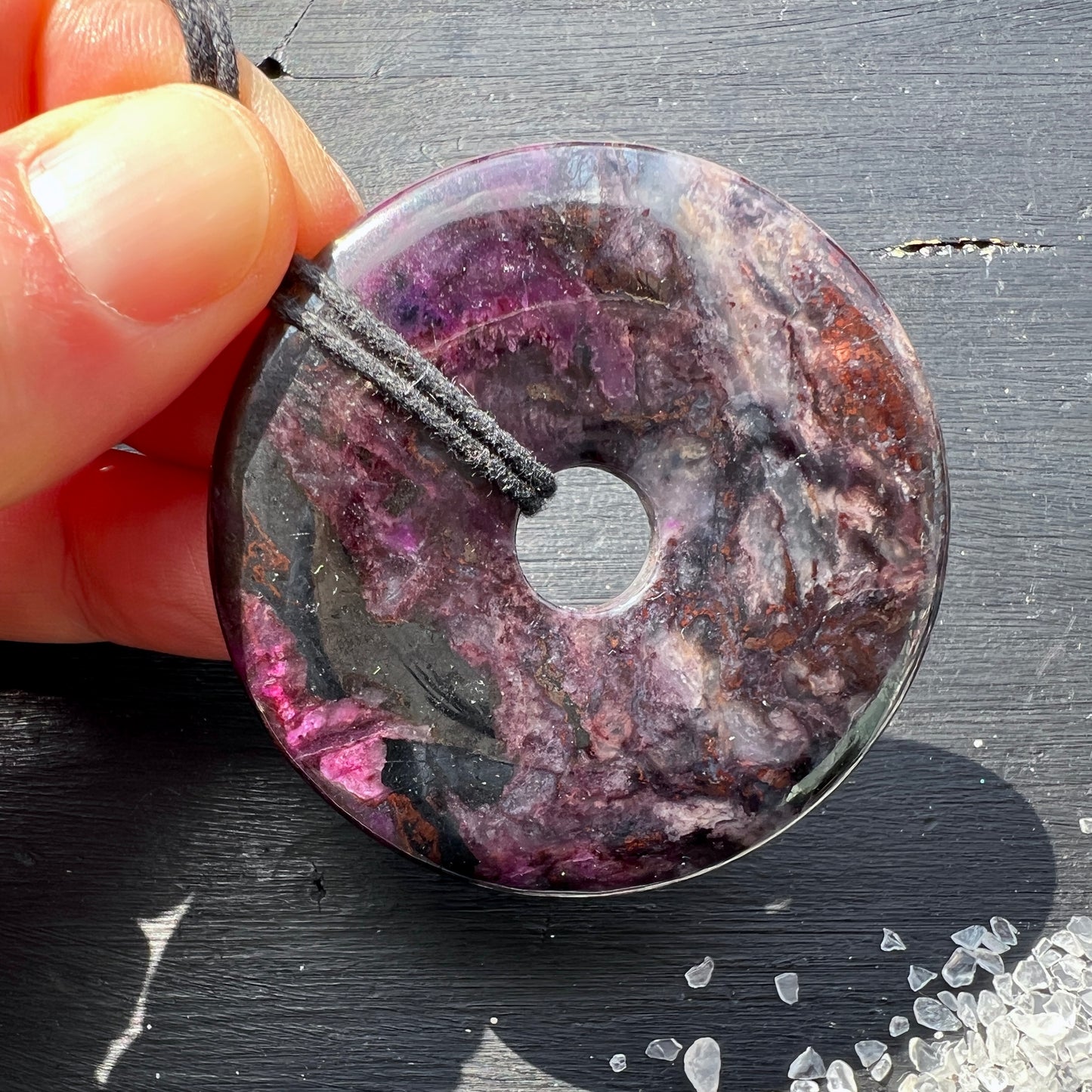Sugilit Donut XL – ca. 54mm, 40g | Wesselsmine, Südafrika.   Mit seltenen grau-blauen Richterit-Einschlüssen. | Happy Minerals