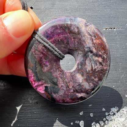 Sugilit Donut XL – ca. 54mm, 40g | Wesselsmine, Südafrika.   Mit seltenen grau-blauen Richterit-Einschlüssen. | Happy Minerals