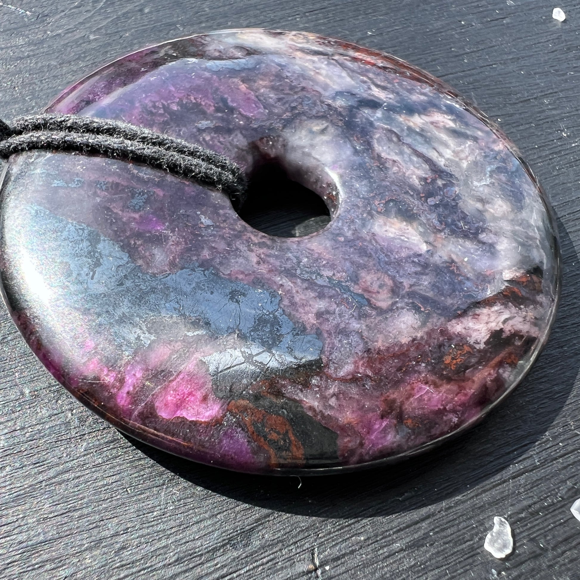 Sugilit Donut XL – ca. 54mm, 40g | Wesselsmine, Südafrika.  Nahaufnahme | Happy Minerals