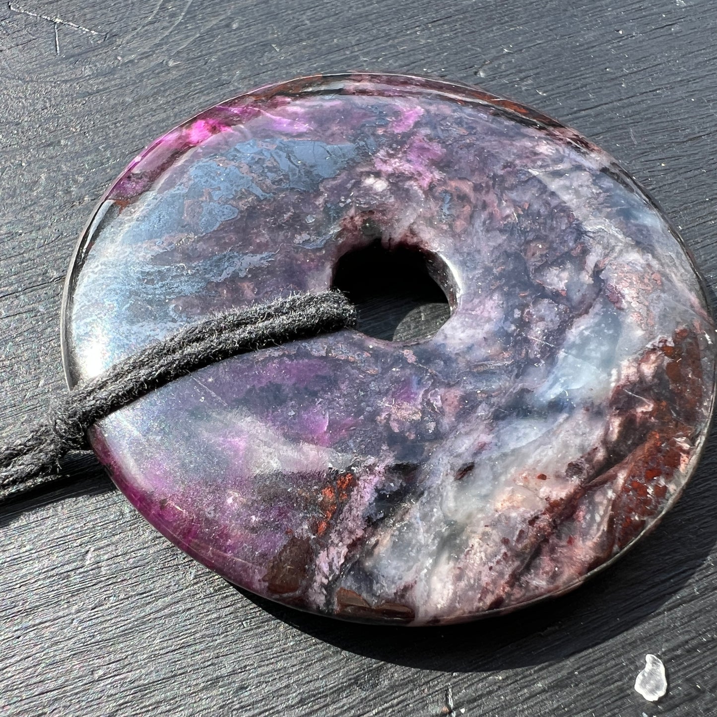 Sugilit Donut XL – ca. 54mm, 40g | Wesselsmine, Südafrika.  Seitlich | Happy Minerals