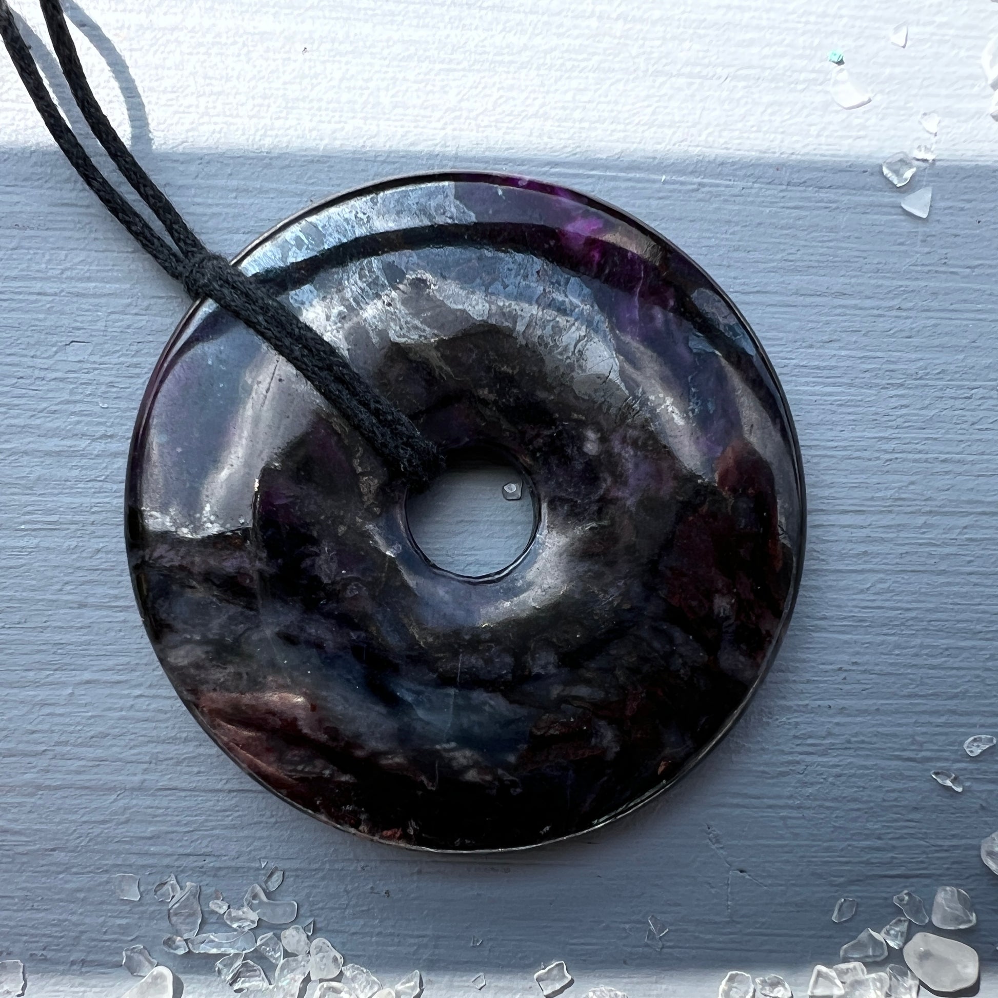 Sugilit Donut XL – ca. 54mm | Wesselsmine, Südafrika.  Im Schatten. | Happy Minerals