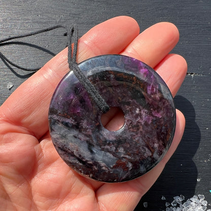 Sugilit Donut XL – ca. 54mm | Wesselsmine, Südafrika.  Mit Band. | Happy Minerals