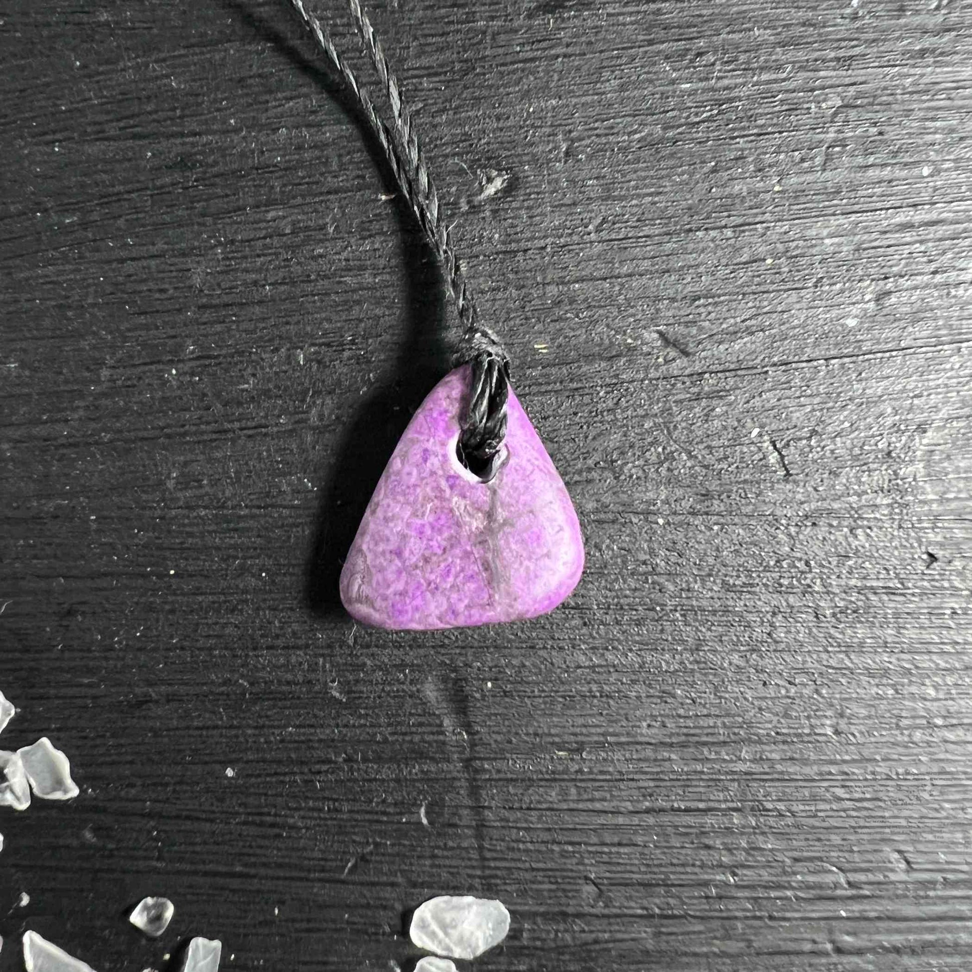 Mini Sugilith Anhänger mit Band - Happy Minerals