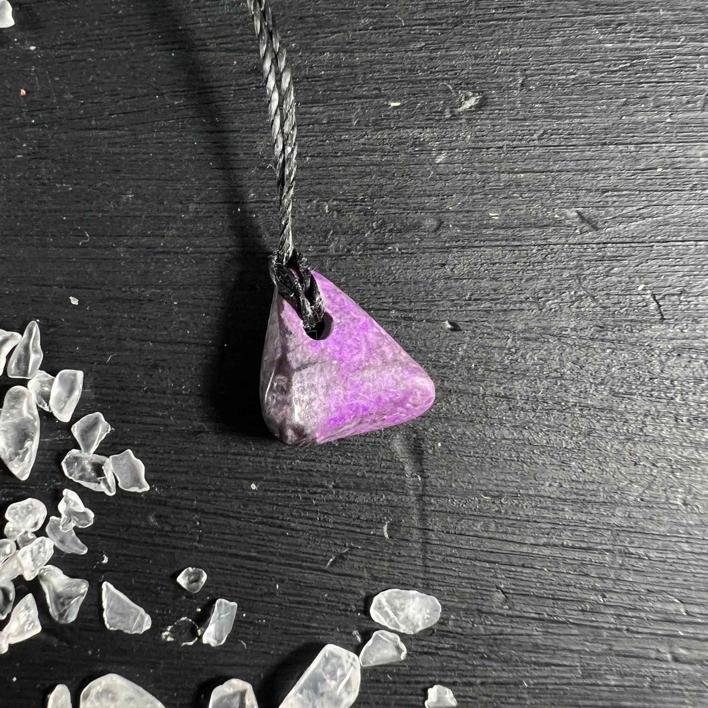 Mini Sugilith Anhänger mit schwarzem Band - auf schwarzem Holz - Happy Minerals