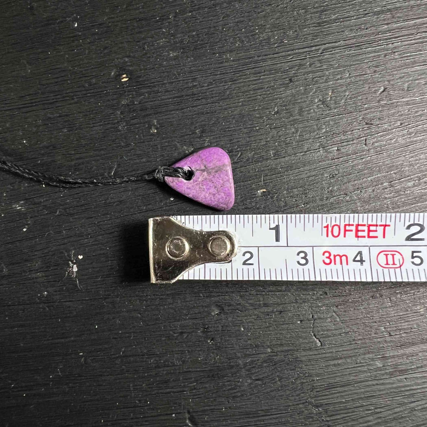 Sugilith Anhänger, gebohrt - mit Maßband - Happy Minerals