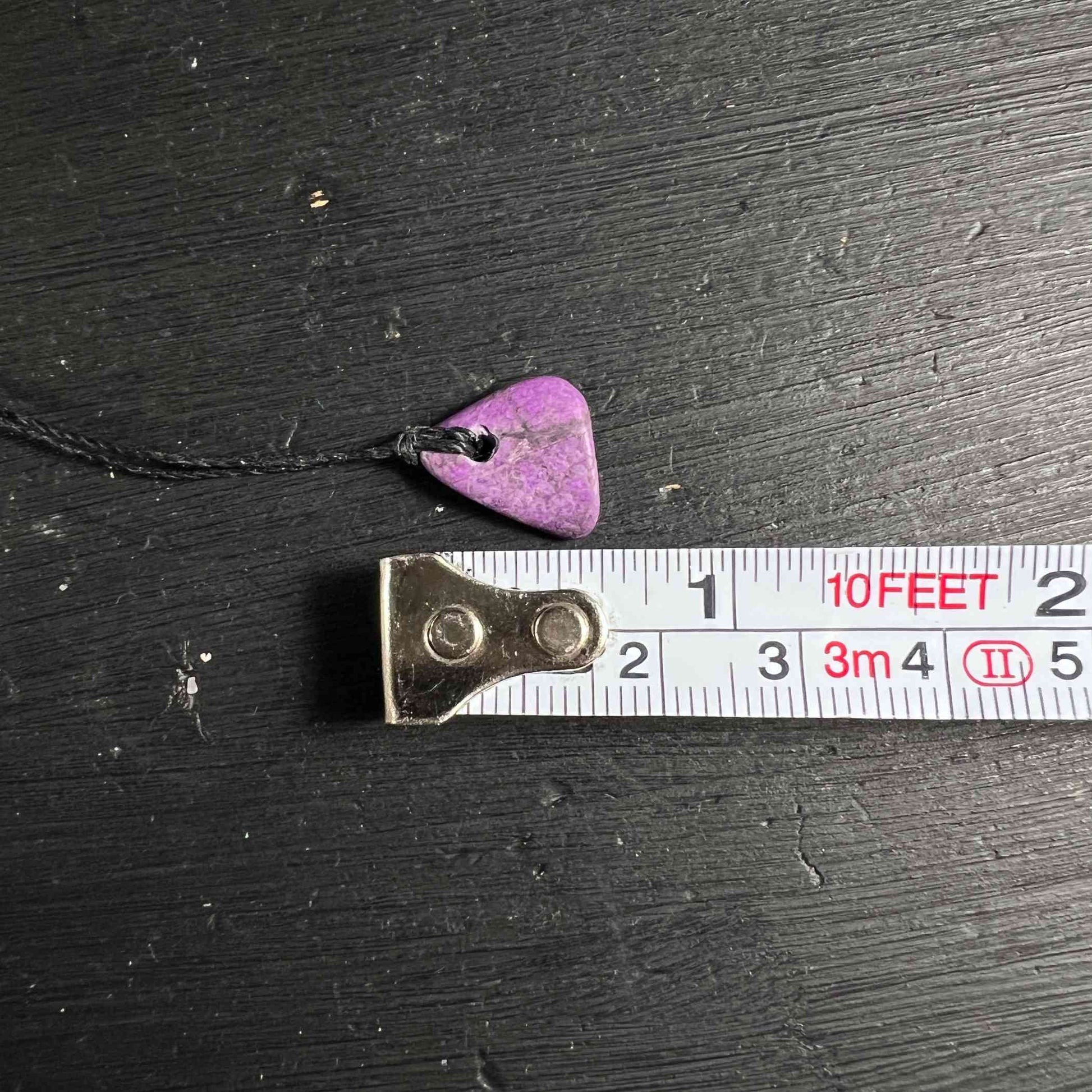 Sugilith Anhänger, gebohrt - mit Maßband - Happy Minerals