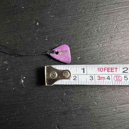 Sugilith Anhänger, gebohrt - mit Maßband - Happy Minerals