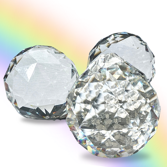 Suncatcher Kristall ist ca.4 cm groß und bringt eine bezaubernde Atmosphäre in jeden Raum. Der Bleigehalt liegt bei 6%, es wird auch K2 Glas genannt. | Happy Minerals