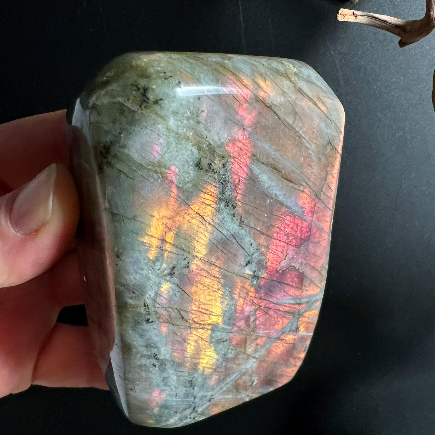 Makroaufnahme der Labradoreszenz in Pink und Orange beim Labradorit | Happy Minerals
