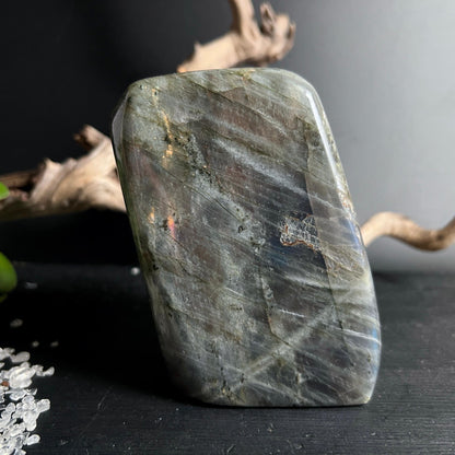 Front Ansicht des 464g Sunset Labradorit mit glatter Politur | Happy Minerals
