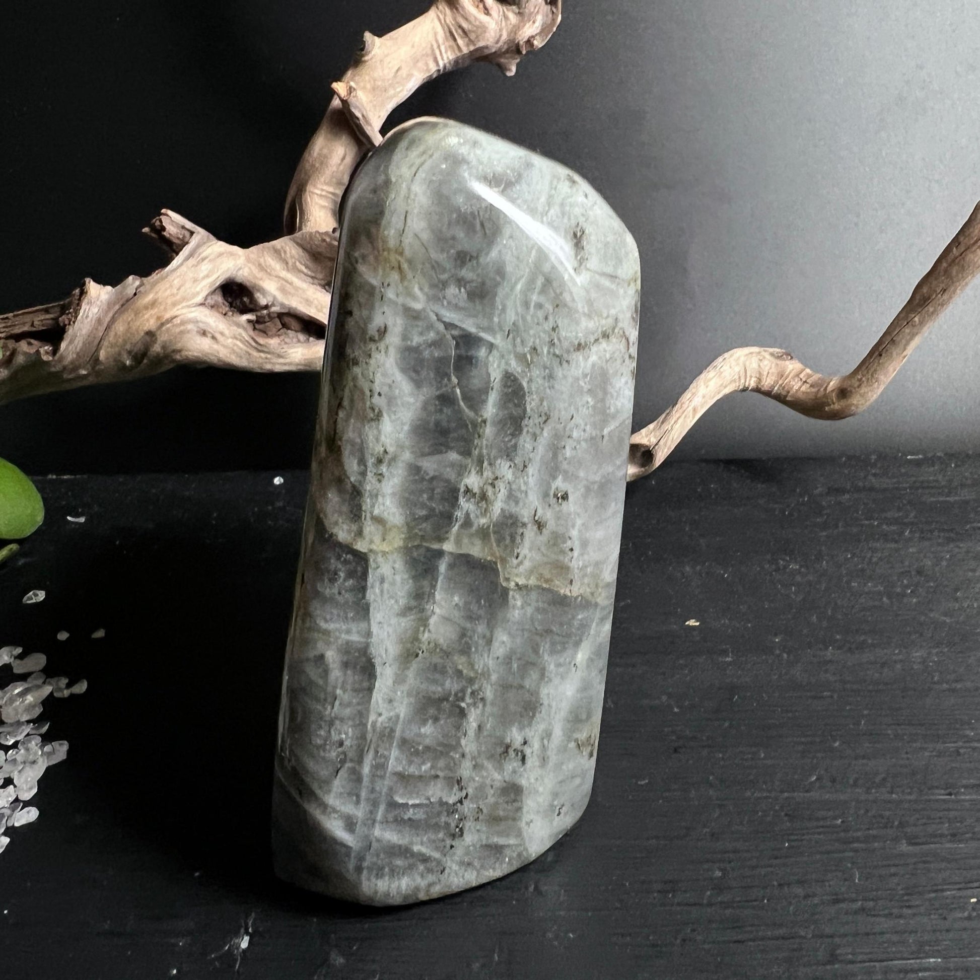 Seitliche Ansicht des 464g Sunset Labradorit mit glatter Politur | Happy Minerals